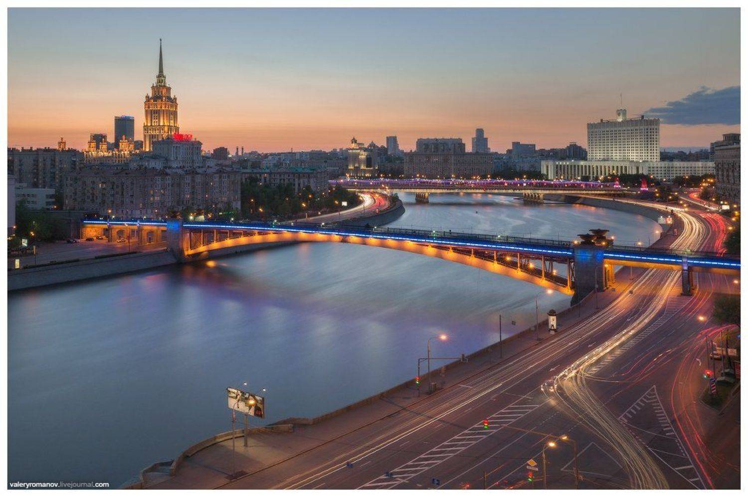 Moscow, Белый дом, Высотка, Голубой, Город, Городской пейзаж, Дом правительства, Закат, Москва, Москва-река, Небо, Оранжевый, Подсветка, Рассвет, Река, Серый, Сталинская высотка, Треки, Украина, Валерий Романов