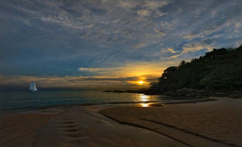 Белеет парус одинокий...