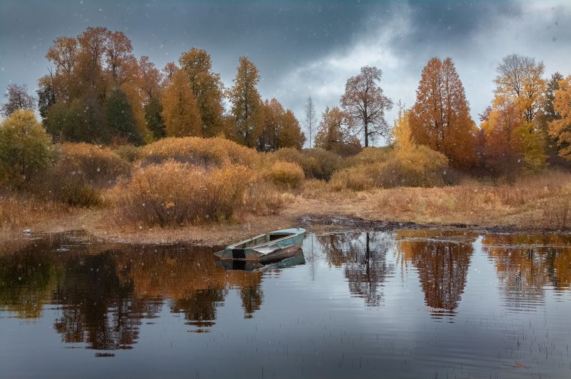 autumn, nature, cloud, snow, foliage, reflection, осень, снег, пасмурно, отражение, лодка Первый снег фото превью