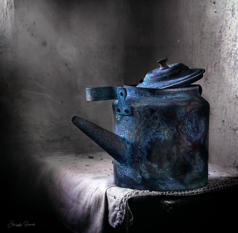teapot, patina Old soldier teapot with patina фото превью