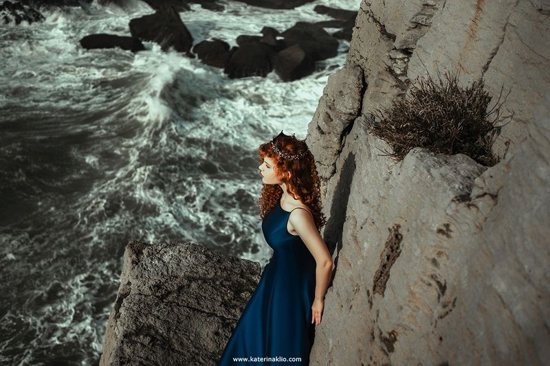 sea, ocean, waves, blue, princess, queen, crown, rocks, mood, ginger, red head, woman, wind, feel, lonely, Assol, red wings The Sea фото превью