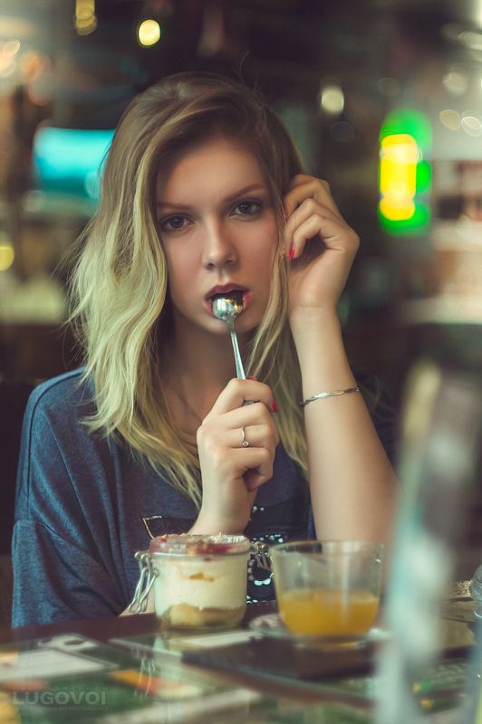 В кафе фото превью