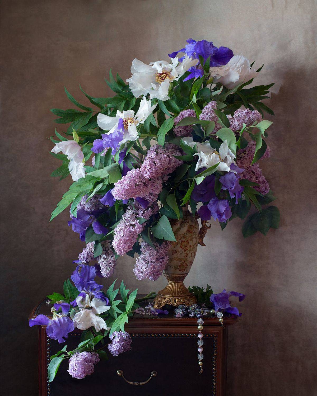 миламиронова, фотонатюрморт, натюрмортсцветами, цветы, букет, сирень, пионы, бусы, ирисы, авторскоефото, stilllife, Миронова Мила