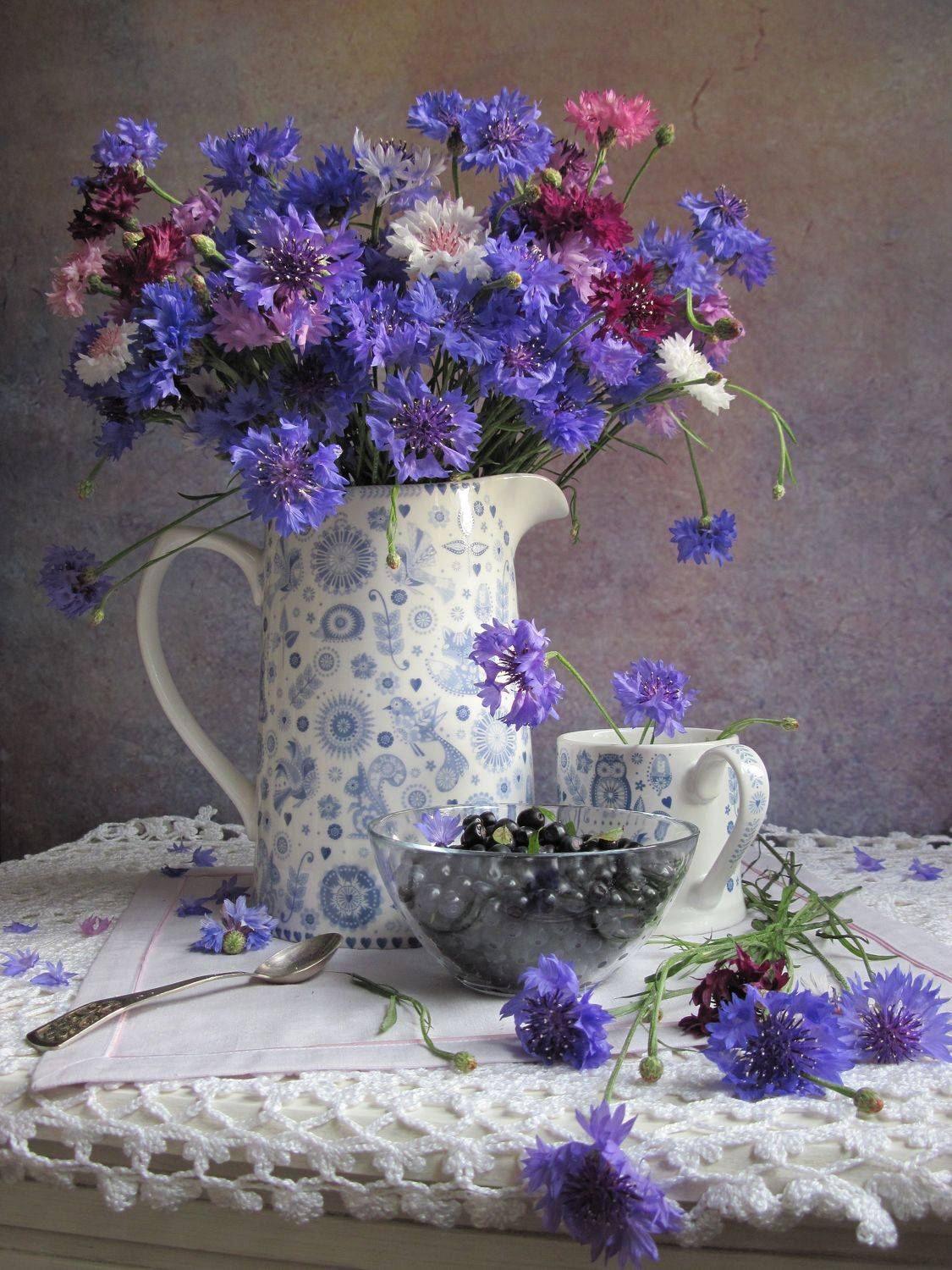 цветы, букет, васильки, ягоды, черника, посуда, кувшин, кружка, миска. ложка, салфетки, Наталия Тихомирова