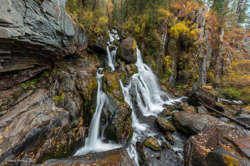 водопад, алтай, республика алтай, тайга, лиственницы, осень, горы Таёжный водопад фото превью
