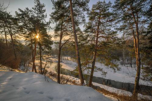 И речка подо льдом блестит.