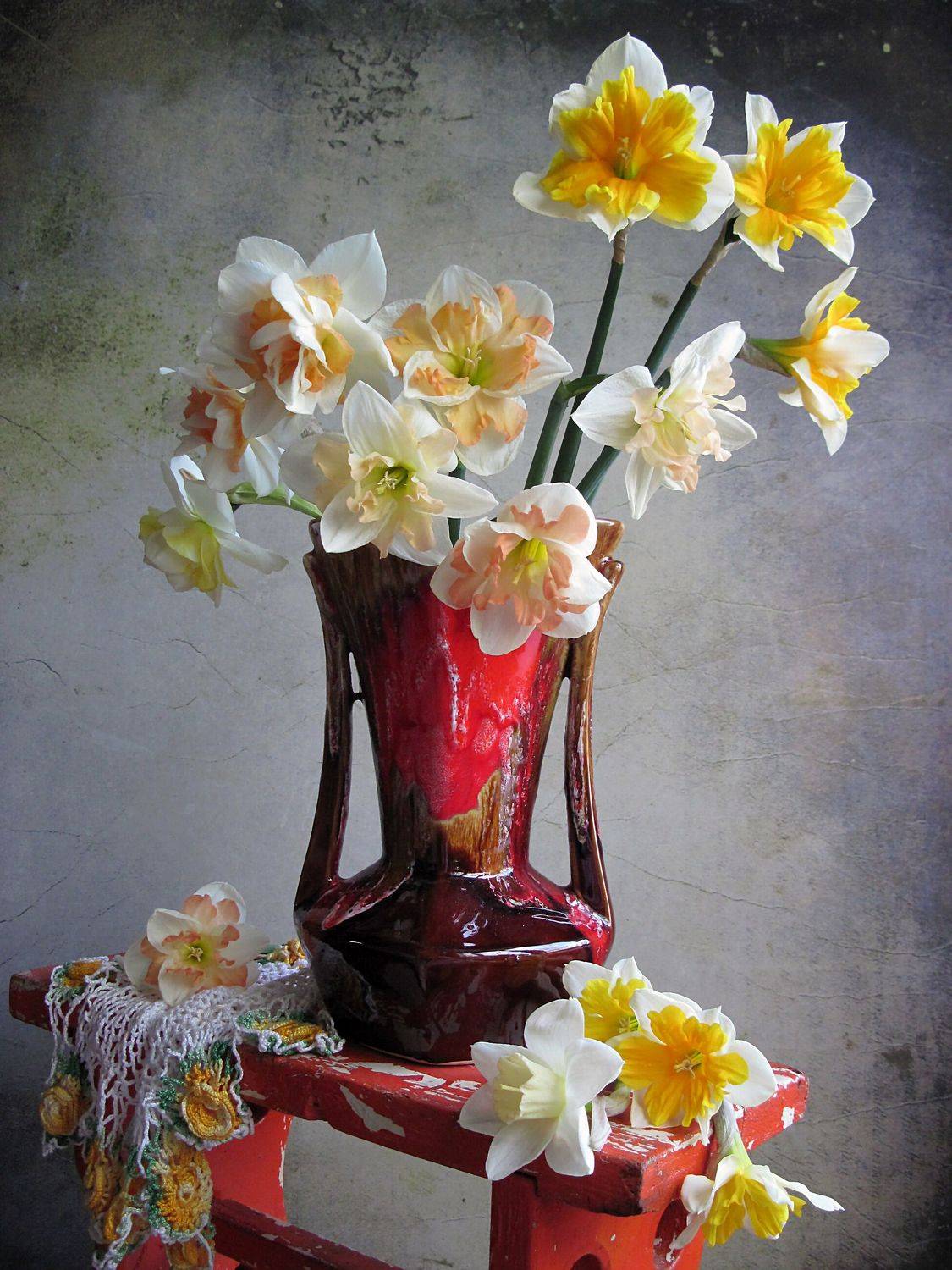 цветы, букет, нарциссы, ваза. стекло, салфетка, скамейка, Наталия Тихомирова