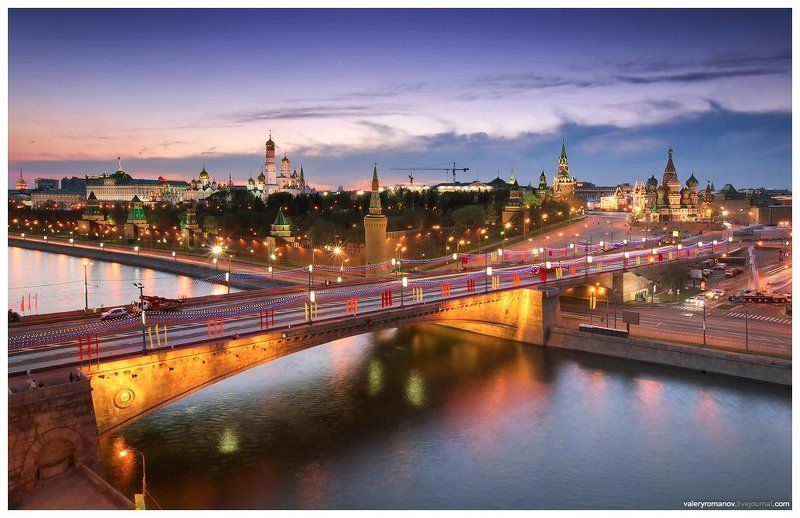 moscow, балчуг, башни, василий, вечер, гирлянды, дворец, дворец съездов, закат, кремль, москва, москва-река, мост, огни, первомай, подсветка, праздник, режимное время, собор, спасская башня, флаги Классический вид из отеля «Балчуг Кемпински» на Кремль фото превью