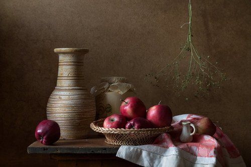 С красными яблоками