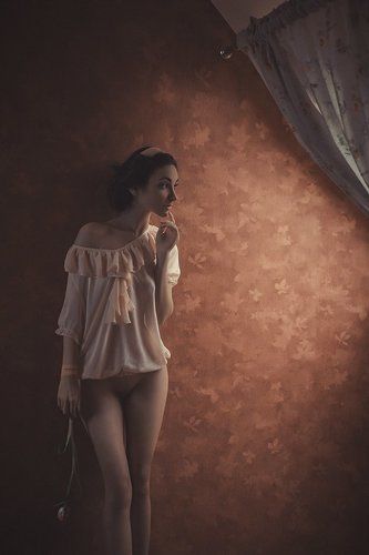 Девушка с тюльпаном II