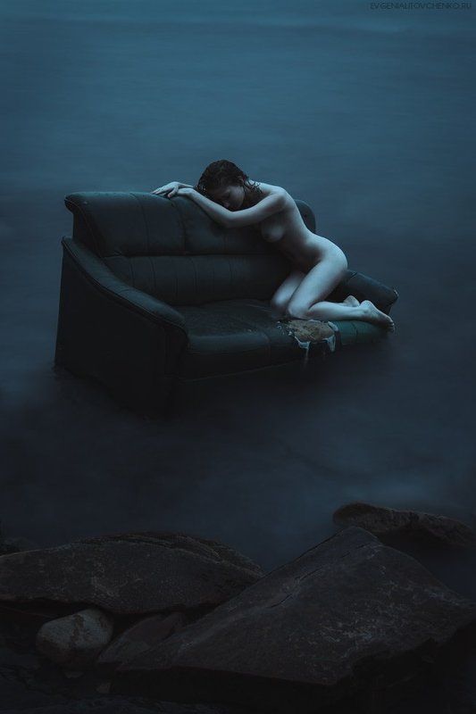 Арт-ню, Вечер, Вода, Девушка, Диван, Длинная выдержка, Море, Ню, Скалы, Сумерки, Тело  фото превью