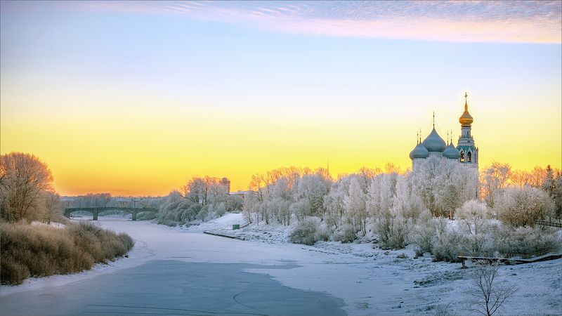 пейзаж, архитектура, осень, снег, утро, храм, свет, цвет, река, панорама, александр никитинский Утро зимнее в ноябре... фото превью