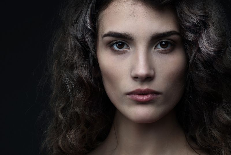 девушка, портрет, взгляд, красивая, строгая, фас, модель, волосы, глаза, молодая, худая, женский Надежда К. фото превью