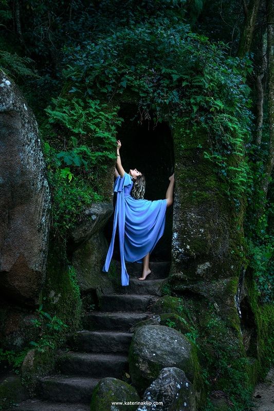 raindrop, garden, fall, sleep, blue, nature, stone, rocks, woman, model, beautiful Raindrop in the garden фото превью