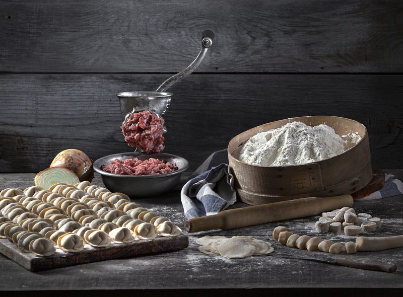 мука, сито, мясорубка, пельмени, скалка, сочни, тесто. Пельмени фото превью
