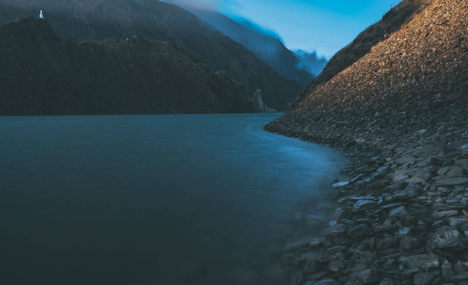 озеро, горы, камни, берег, маяк, холмы, облака, небо, дымка, выдержка, закат, пейзаж, природа, Батагов Сармат