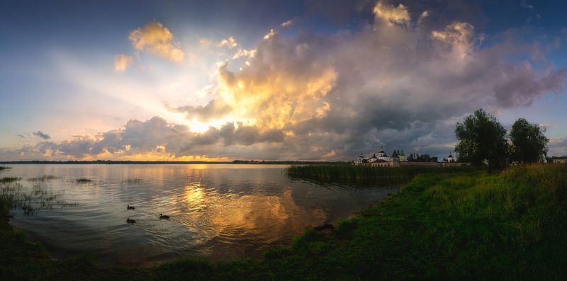 Августовский закат в Кириллове фото превью