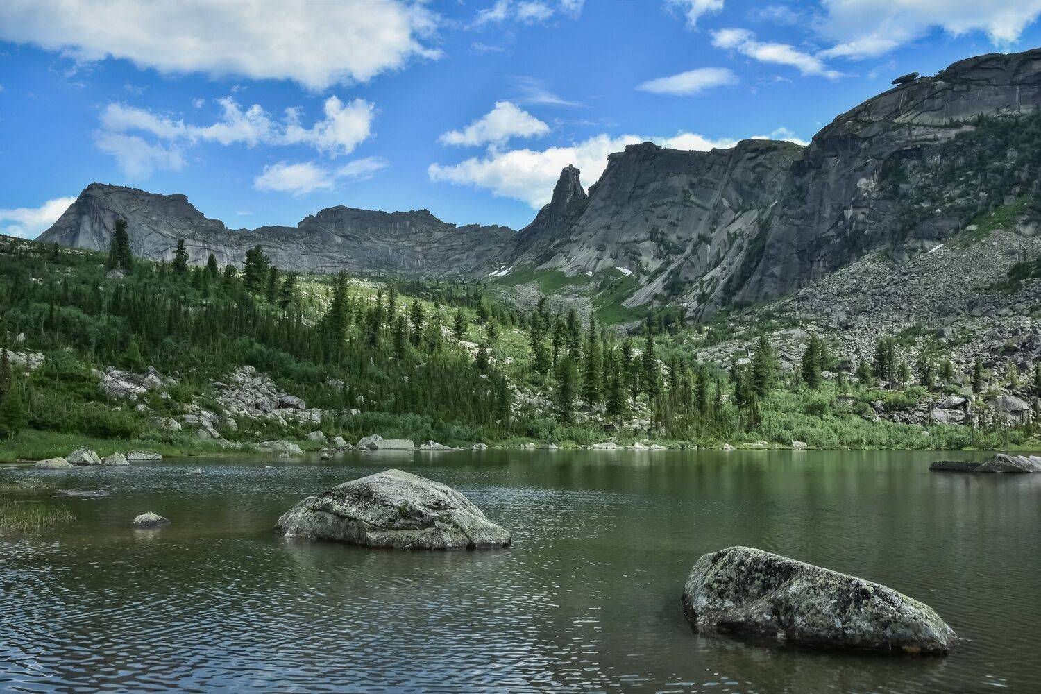 саяны, хребет ергаки, лето, путешествия, озеро радужное, спящий саян, камни, ели, горы, Холзаков Вячеслав