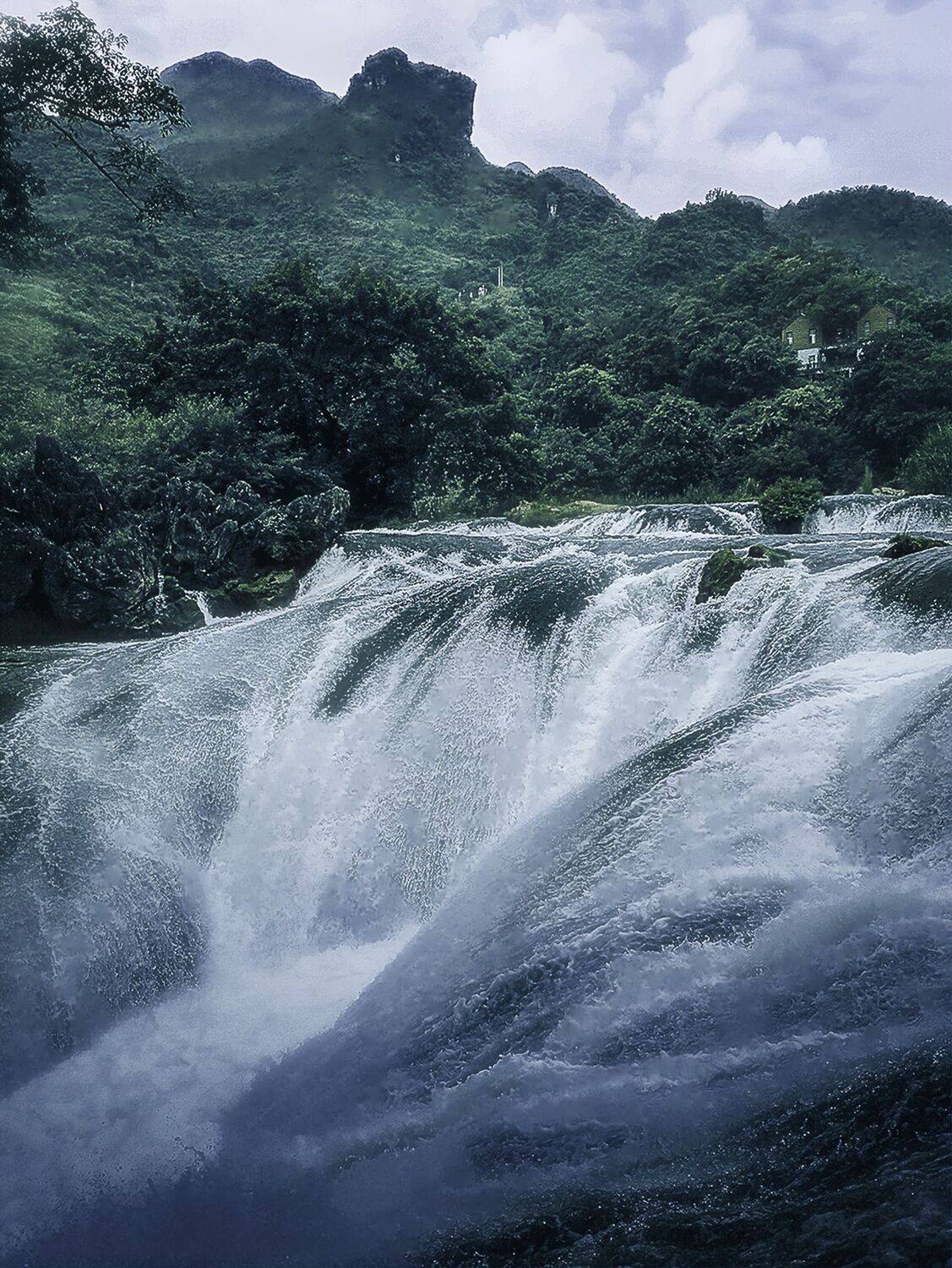 安顺瀑布, 吴 微雨墨烟鸿