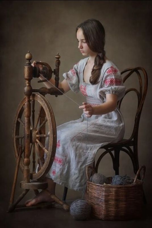 Девушка Пряха фото превью