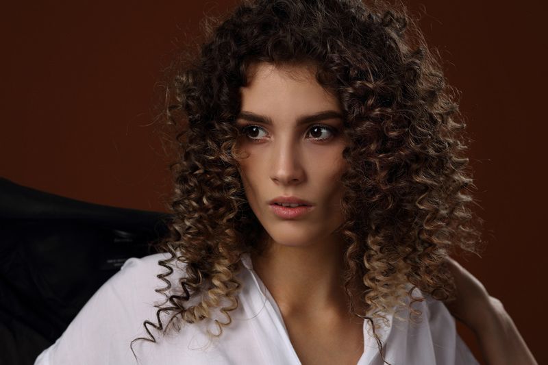 девушка, модель, красивая, студия, рубашка, куртка, стиль, взгляд, молодая. стройная, мода  фото превью