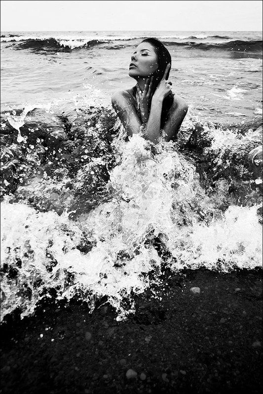 девушка, море, лето, волны, вода, берег, чб *** фото превью