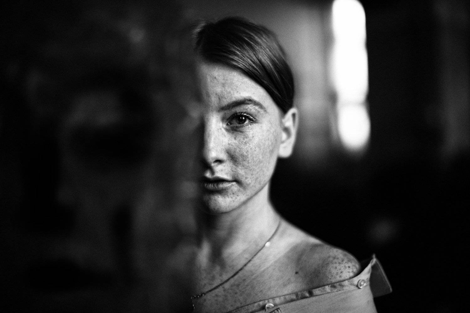 рыжая девушка веснушки красота маска медь свет окно, Анна Луценко