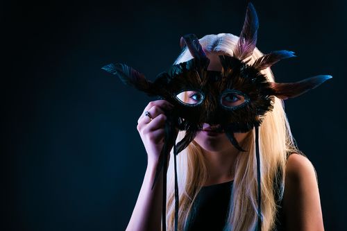 Девушка с маской