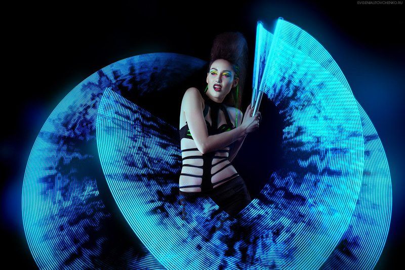 девушка, агрессия, ирокез, пиксельные пои, фризлайт, свет, длинная выдержка, цвет, черный, панк, кибергот, макияж, голубой, зеленый, салатовый  фото превью