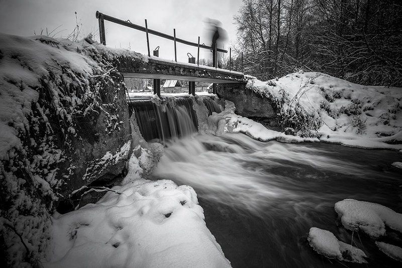 водопад, дамба, мост, прохожий, река Прохожий в шляпе фото превью