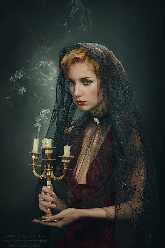 вдова, печаль, погасшие свечи, жесткий свет *** фото превью