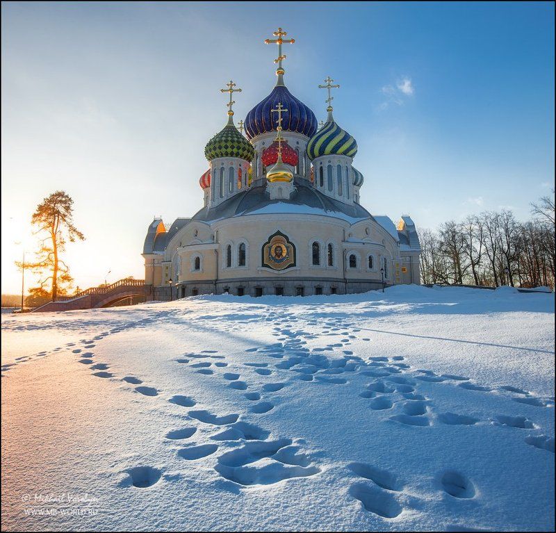 Собор в честь Благоверного князя Игоря Черниговского в подмосковном Переделкино. фото превью