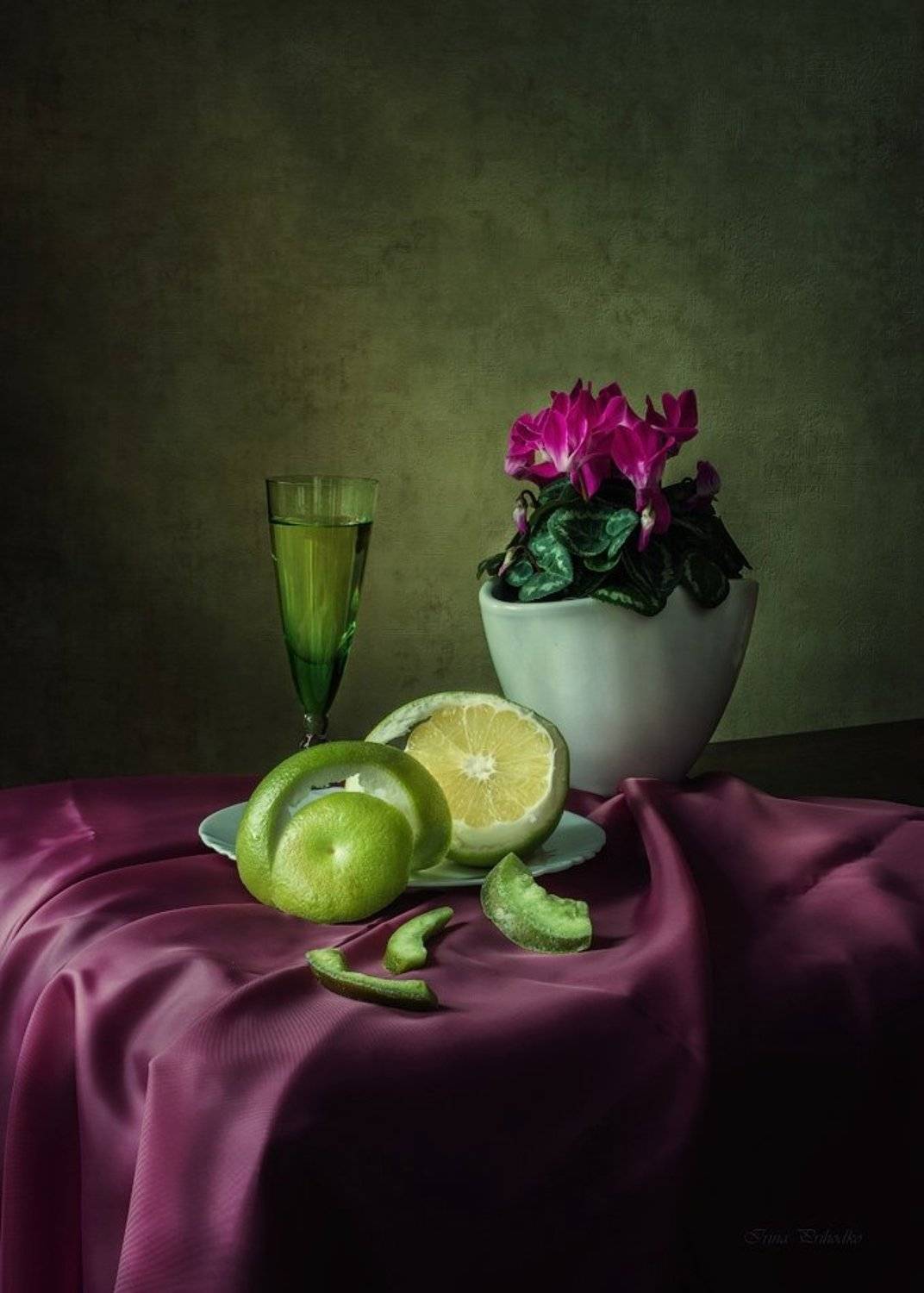 фото натюрморт, грейпфрут, цукаты. бокал вина, ваза с цикламеном, Ирина Приходько