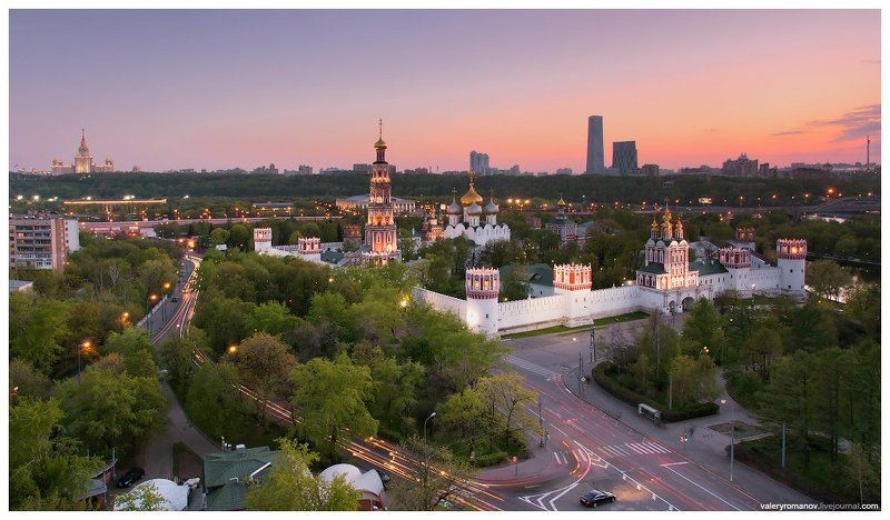 moscow, белый дом, вечер, горизонт, город, городской пейзаж, деревья, закат, зеленый, купола, монастырь, москва, новодевичий, огни, рассвет, режимное время, розовый, серый, треки, утро, фиолетовый .Вид на Новодевичий монастырь фото превью