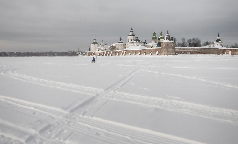 вологодская обл,кириллов,кирилло-белозерский монастырь, подледный лов фото превью