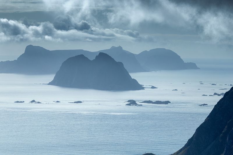 норвегия,лофотены,москенес,горы,море,туман Острова в океане. фото превью