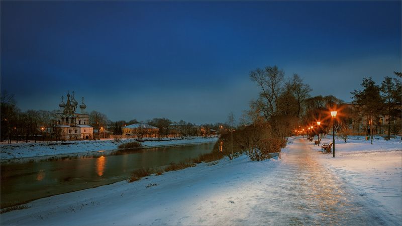 пейзаж, архитектура, храм, зима, утро, город,  река, свет, цвет, александр никитинский Утро на набережной... фото превью