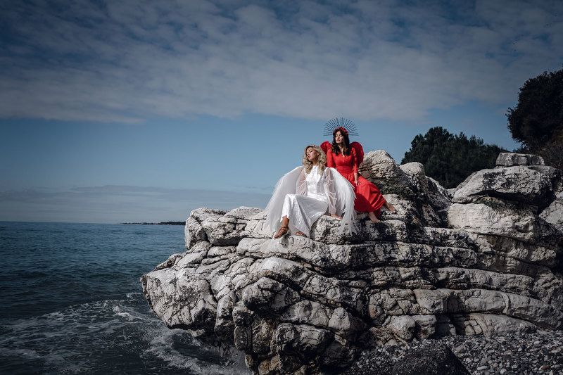 красный ангел белый море скалы девушка крылья обрыв полет сказка фантазия арт Ангелы фото превью