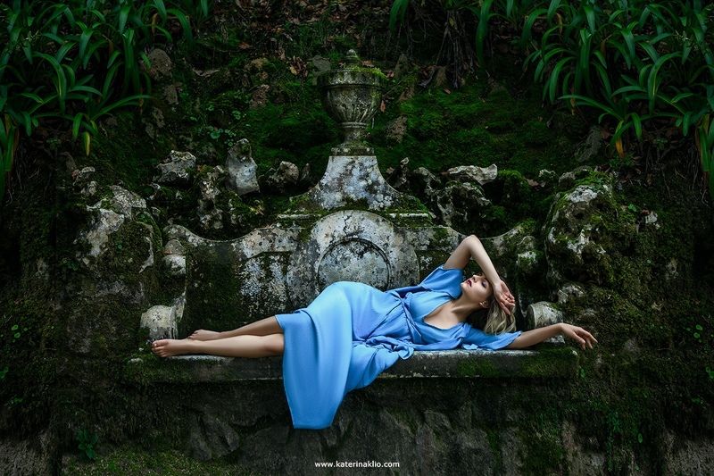 raindrop, garden, fall, sleep, blue, nature, stone, rocks, woman, model, beautiful Raindrop in the garden фото превью