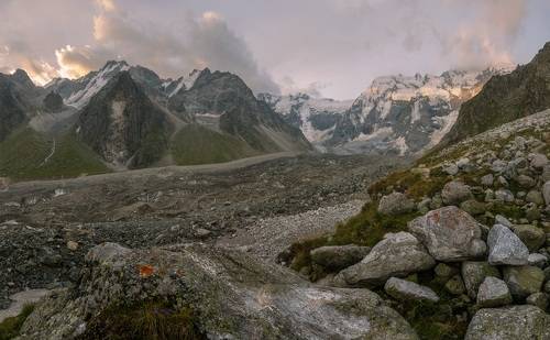 Рассвет на леднике Мижирги.
