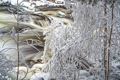 У самой воды водопада