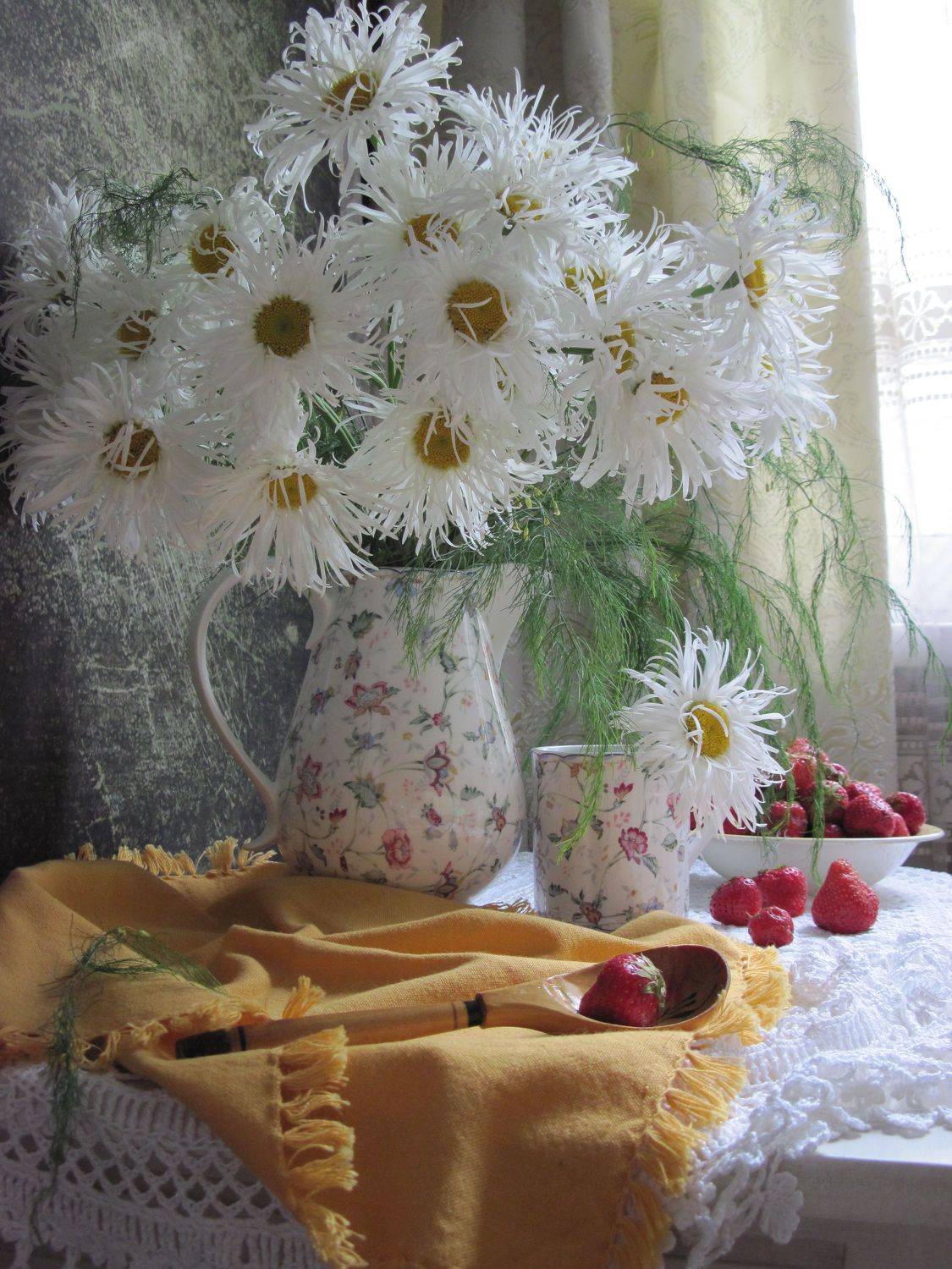 цветы, букет, ромашки, клубника, посуда, кувшин, кружка, тарелка, салфетки, Наталия Тихомирова