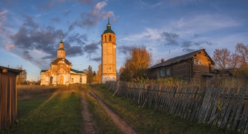 Храм Николая Чудотворца в свете осенннего солнца фото превью