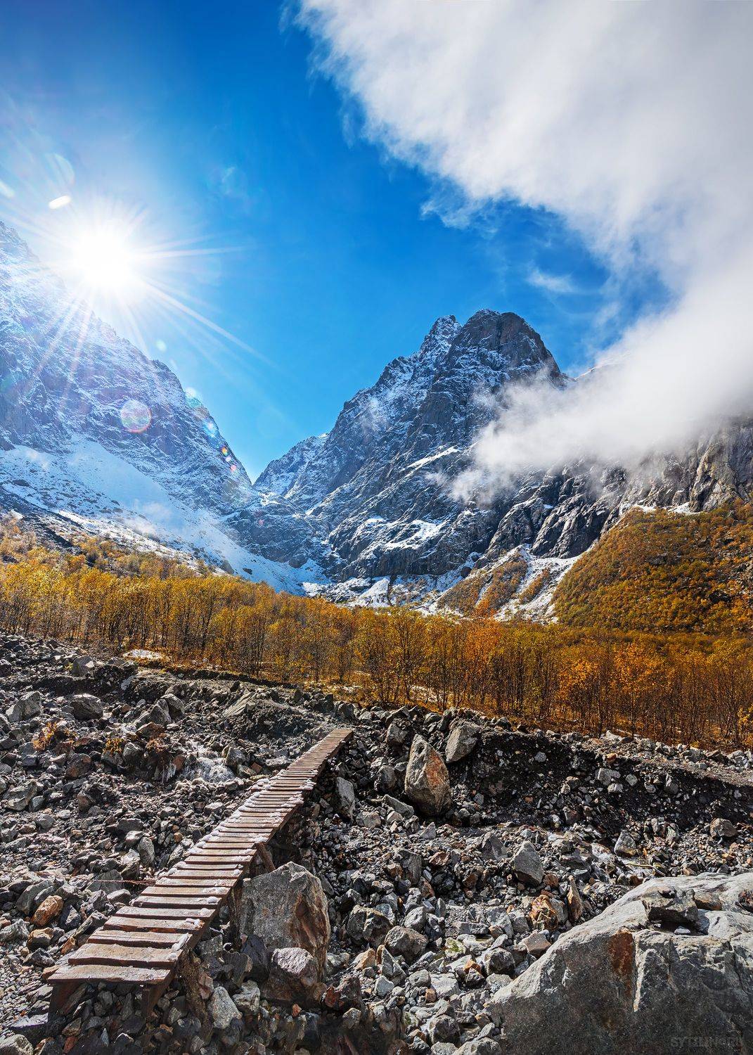 Мидаграбинское ущелье, Кавказ, Северная Осетия, Россия, туризм, путешествие, горы, облако, солнце, солнечный, треккинг, лес, осень, пейзаж, экскурсия, небо, яркий, алания, снег, снежный, вершина, скалы, Сытилин Павел