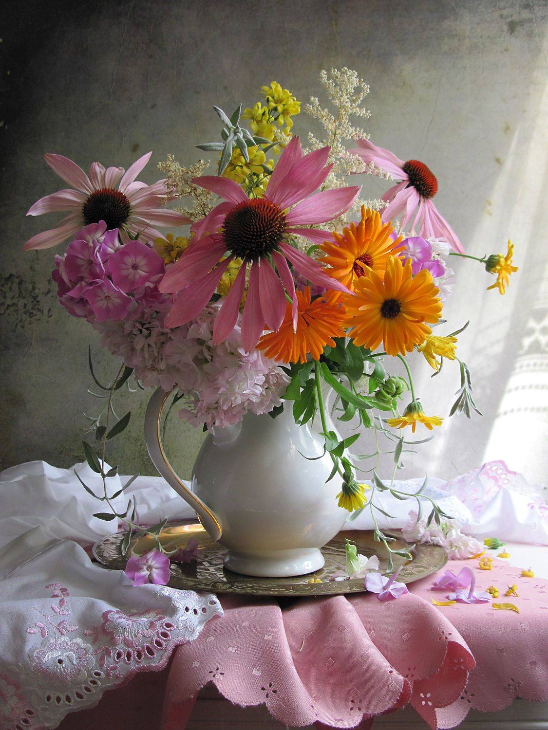 цветы, букет, ноготки, календула, мыльнянка, астильба, флоксы, эхинацея, кувшин, поднос, скатерть, полотенце, Наталия Тихомирова