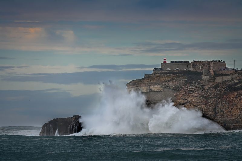волна, крепость, маяк, прибой, прилив, мыс, скала, португалия, закат Волна фото превью