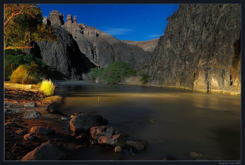 природа,скалы,река,каньон,ночь,полнолуние,камни,течение,берег,заросли На чужой планете фото превью