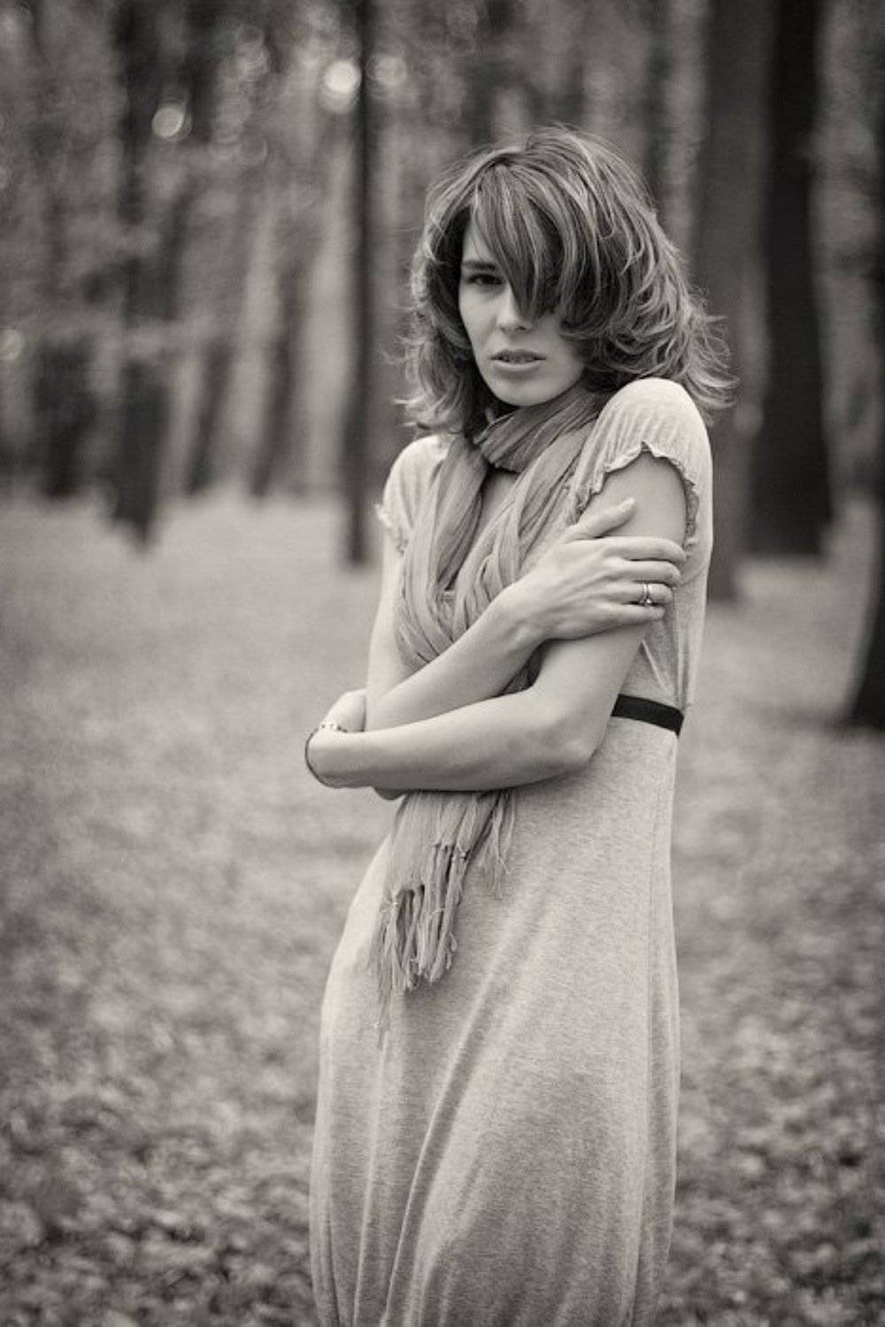 девушка, парк, сад, холод, взгляд, лицо, поза, волосы, одежда, трава, листва, деревья, черное, белое, dyadyavasya, Дмитрий Шамин