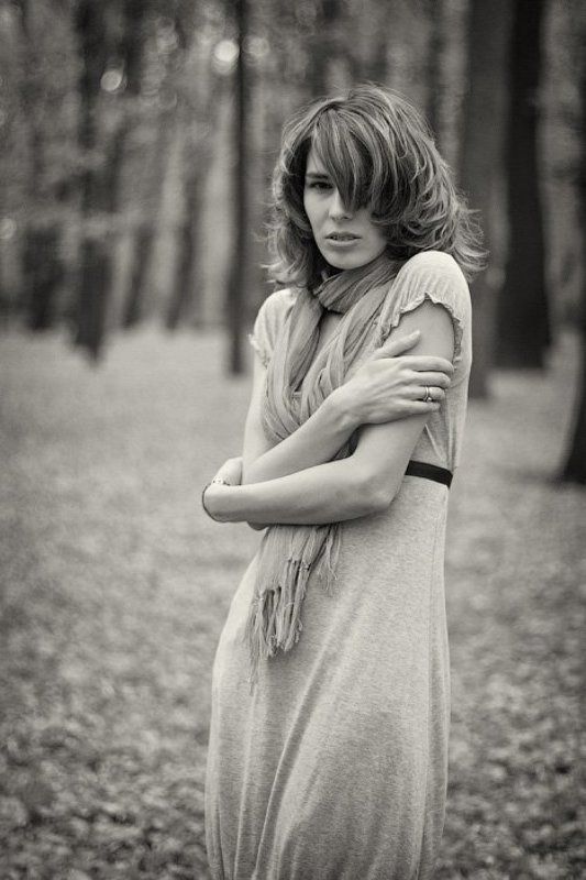 девушка, парк, сад, холод, взгляд, лицо, поза, волосы, одежда, трава, листва, деревья, черное, белое, dyadyavasya В холодном весеннем саду фото превью