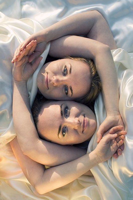 девушки, близнецы, переплетение гнездо фото превью